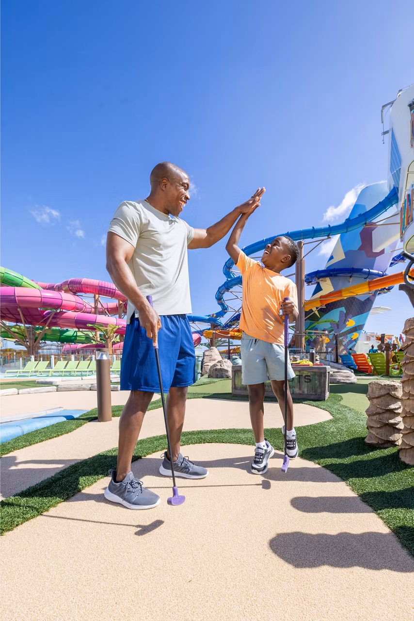 father-son-high-five-lost-dunes-mini-golf-star-of-the-seas
